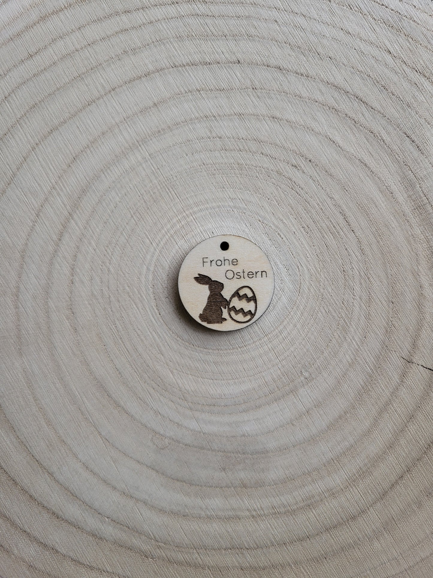 Geschenkanhänger Ostern - Frohe Ostern Hase mit Ei Gewellt