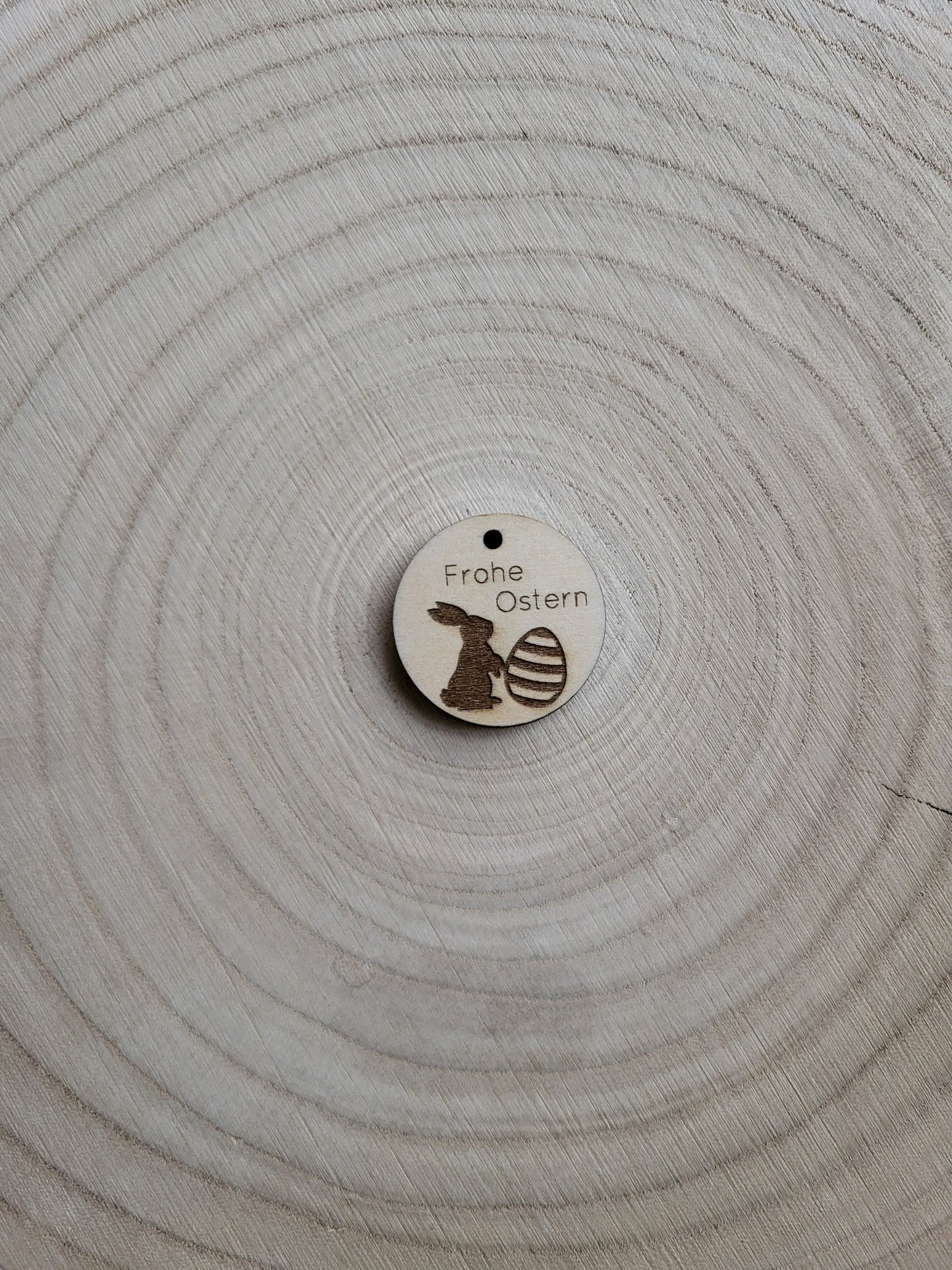 Geschenkanhänger Ostern - Frohe Ostern Hase mit Ei Streifen